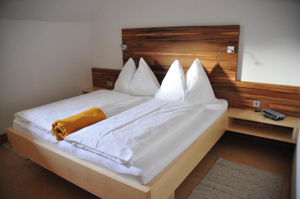 Postel nebo postele na pokoji v ubytování Gästehaus Brugger