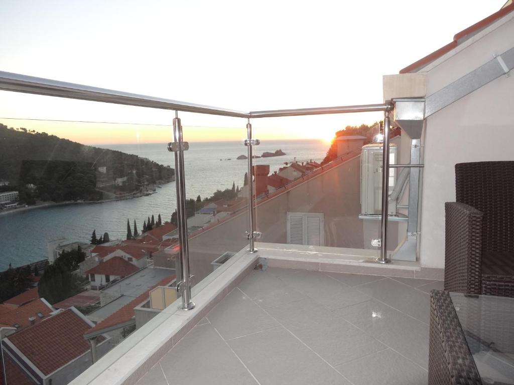 een balkon met uitzicht op de oceaan bij Apartments Roko in Dubrovnik