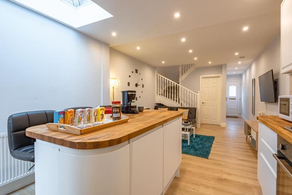 Spacious and stylish ENTIRE 3BR Reading House with FREE WiFi, Netflix