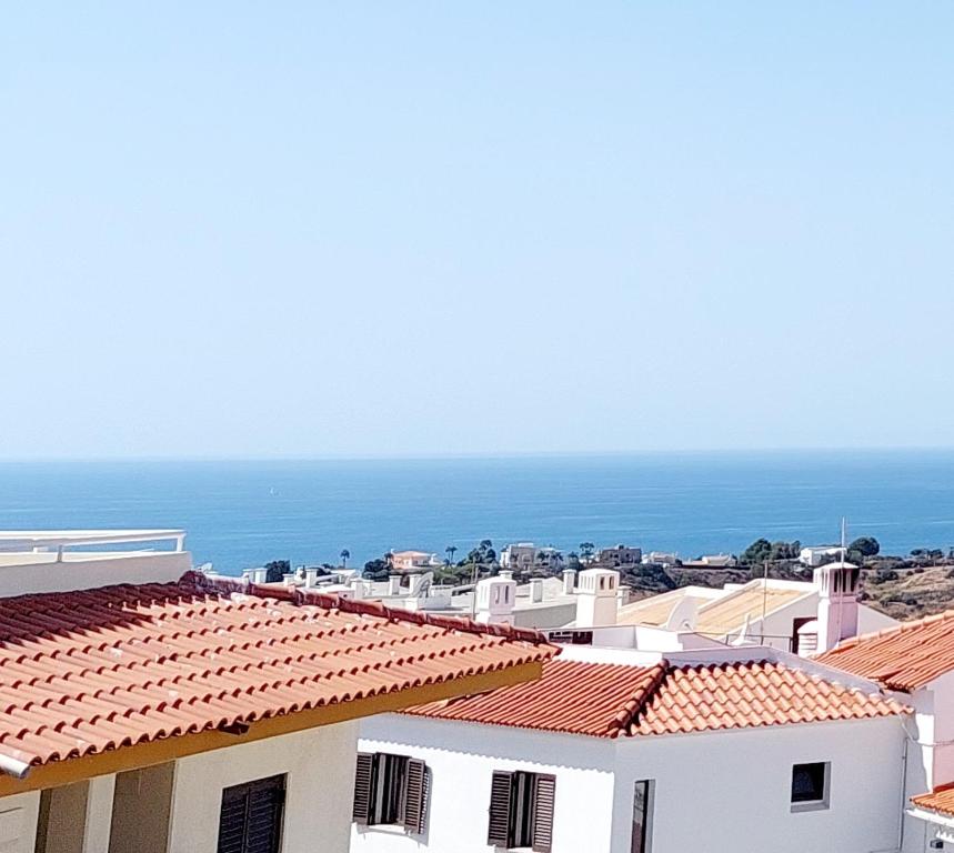 vista sui tetti delle case e sull'oceano di Sol Brilhante ad Albufeira