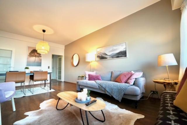 - un salon avec un canapé et une table dans l'établissement Cozy and Bright 2-Bedroom Apartment Washer and Dryer, King Size Bed, à Rovaniemi