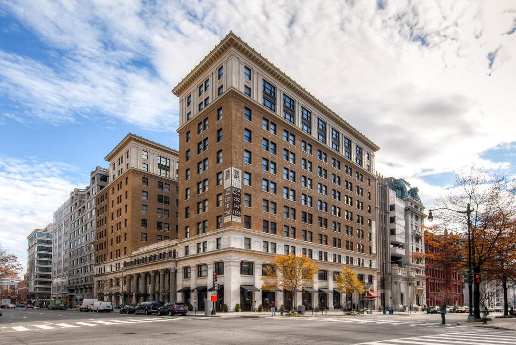 un gran edificio alto en una calle de la ciudad en Global Luxury Suites at The White House, en Washington