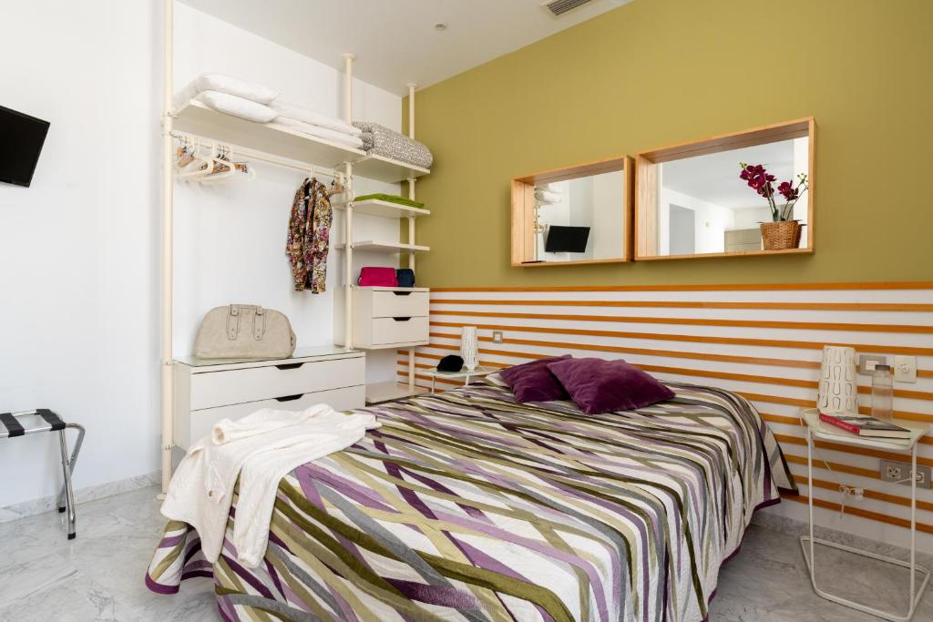 Łóżko lub łóżka w pokoju w obiekcie Sevilla Central Suites Apartamentos Puerta Jerez