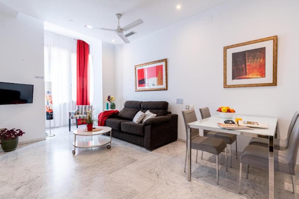 Część wypoczynkowa w obiekcie Sevilla Central Suites Apartamentos Puerta Jerez