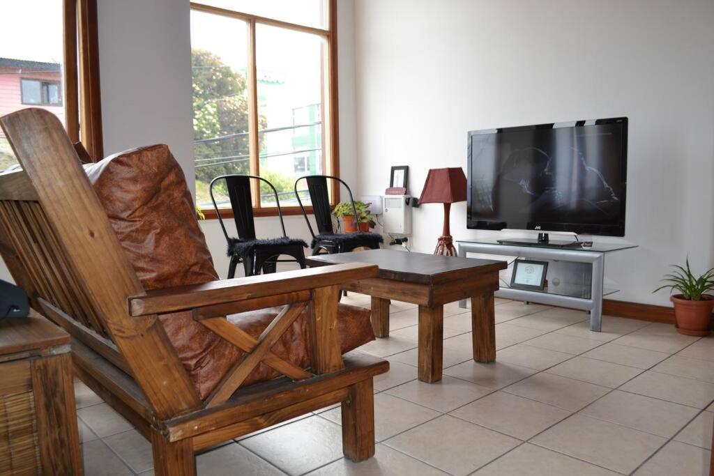 un salon avec une chaise et une télévision dans l'établissement Ushuaia Center 4 People, à Ushuaia