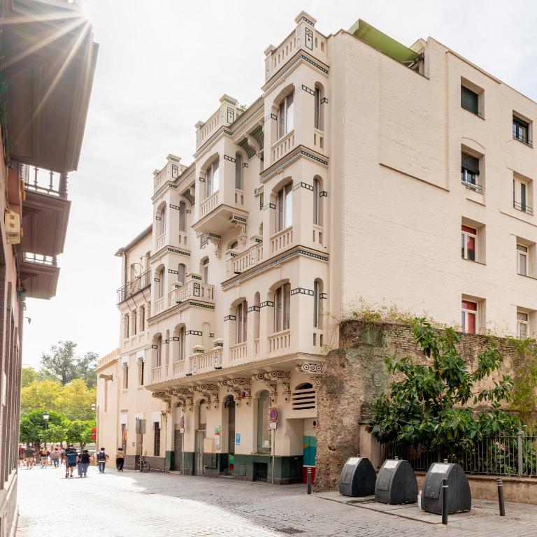 duży biały budynek na ulicy w obiekcie Sevilla Central Suites Apartamentos Puerta Jerez w Sewilli