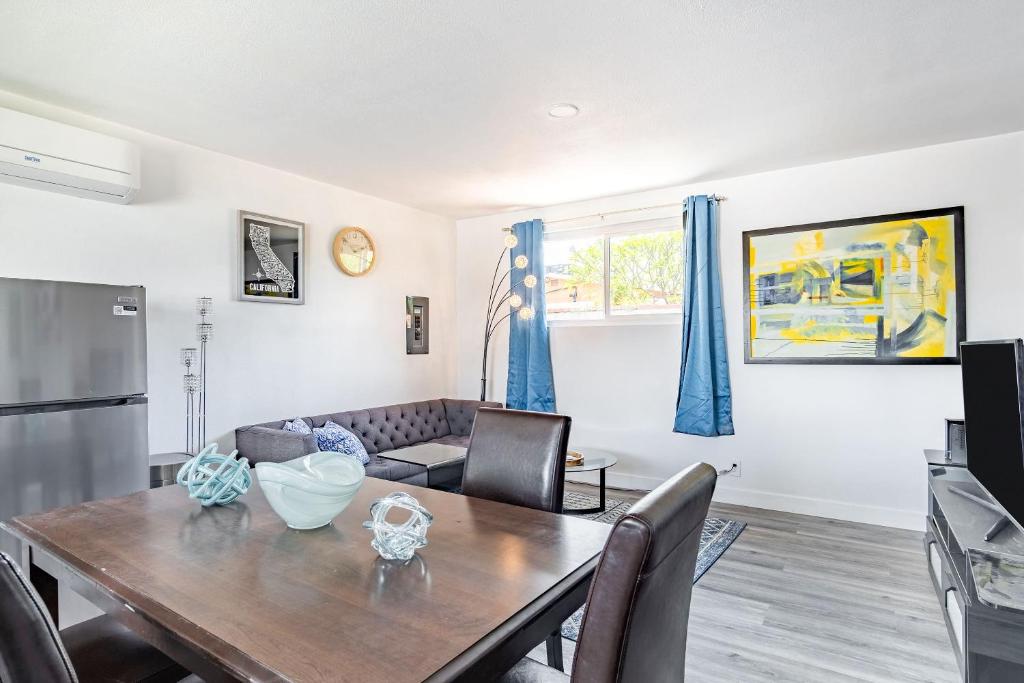 Pet Friendly, 40 min to Downtown LA, AC, Smart TV - Housity
