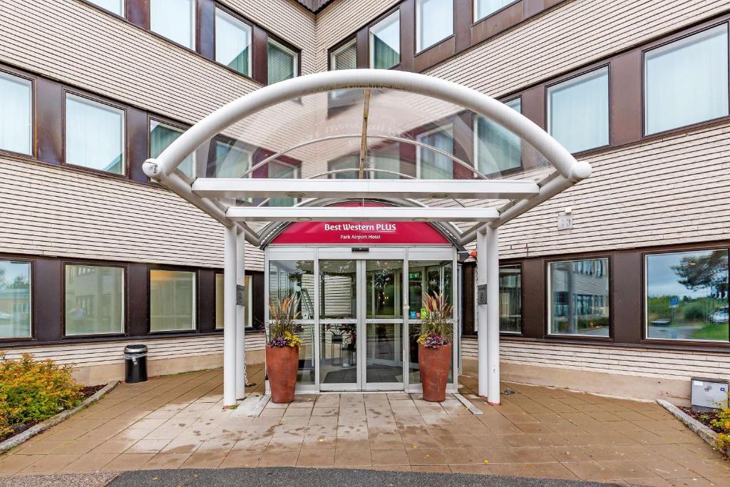 un accès à un bâtiment avec une porte tournante dans l'établissement Best Western Plus Park Airport Hotel, à Arlanda