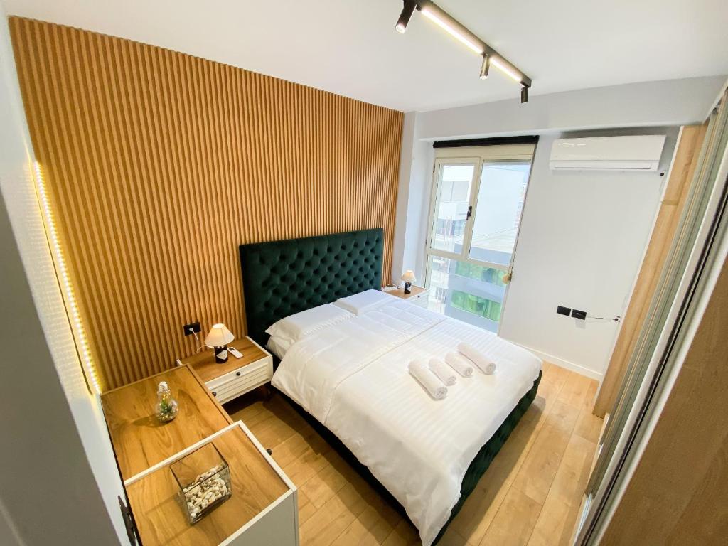 1 dormitorio con cama y ventana grande en City Center 8 - Tirana Way Apartments, en Tirana
