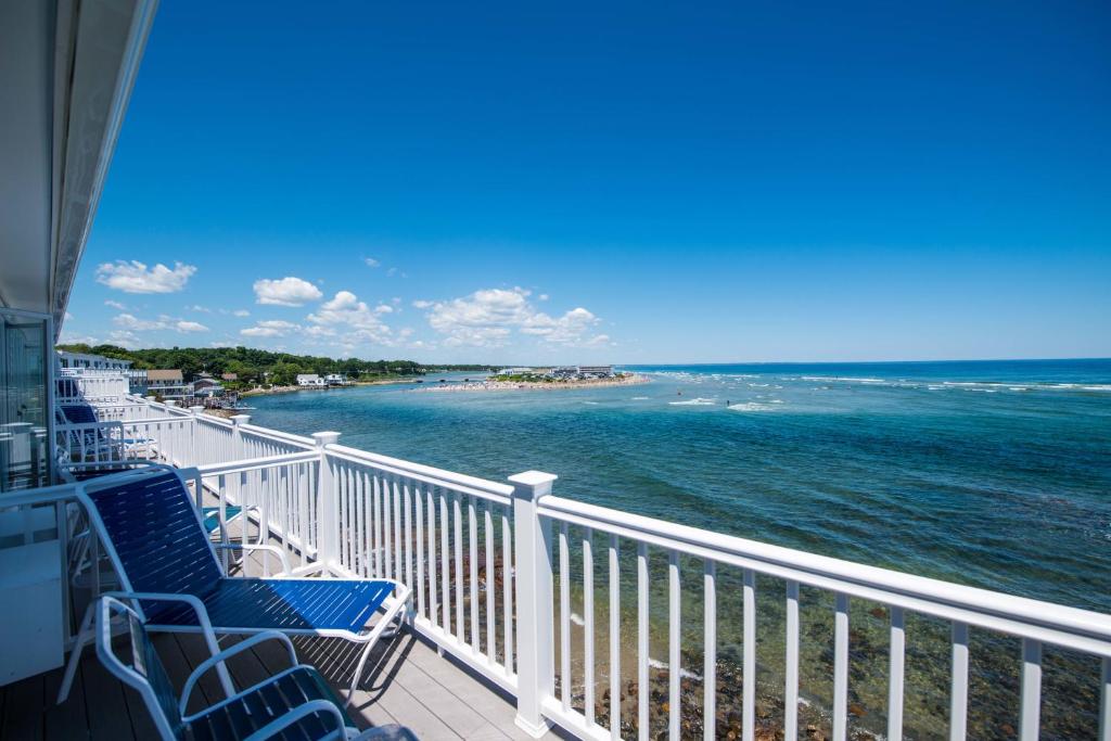 Un balcón con sillas y vistas al océano. en The Sparhawk Oceanfront Resort en Ogunquit