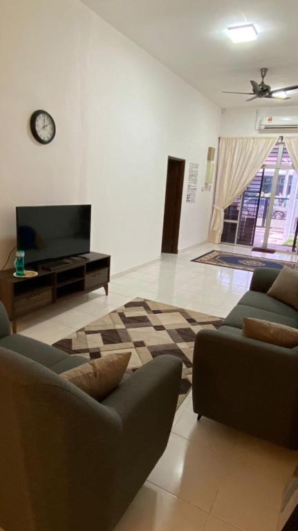 TV a/nebo společenská místnost v ubytování Tulips Homestay