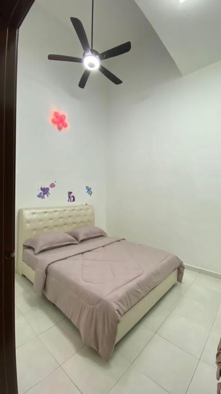Postel nebo postele na pokoji v ubytování Tulips Homestay