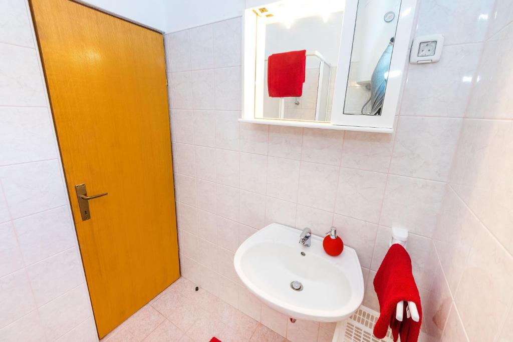 Kúpeľňa v ubytovaní Apartment Vrsi - Mulo 5951a