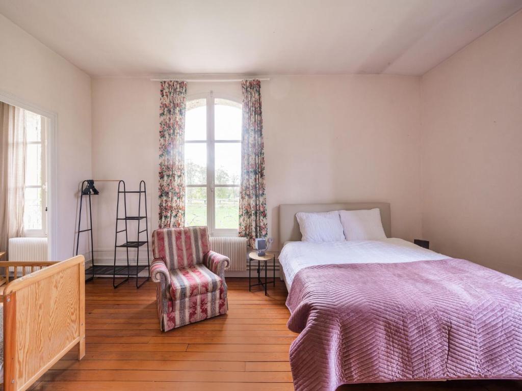 Postel nebo postele na pokoji v ubytování Holiday home adjoining a château