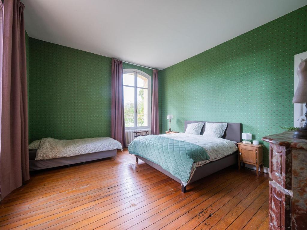 Postel nebo postele na pokoji v ubytování Holiday home adjoining a château