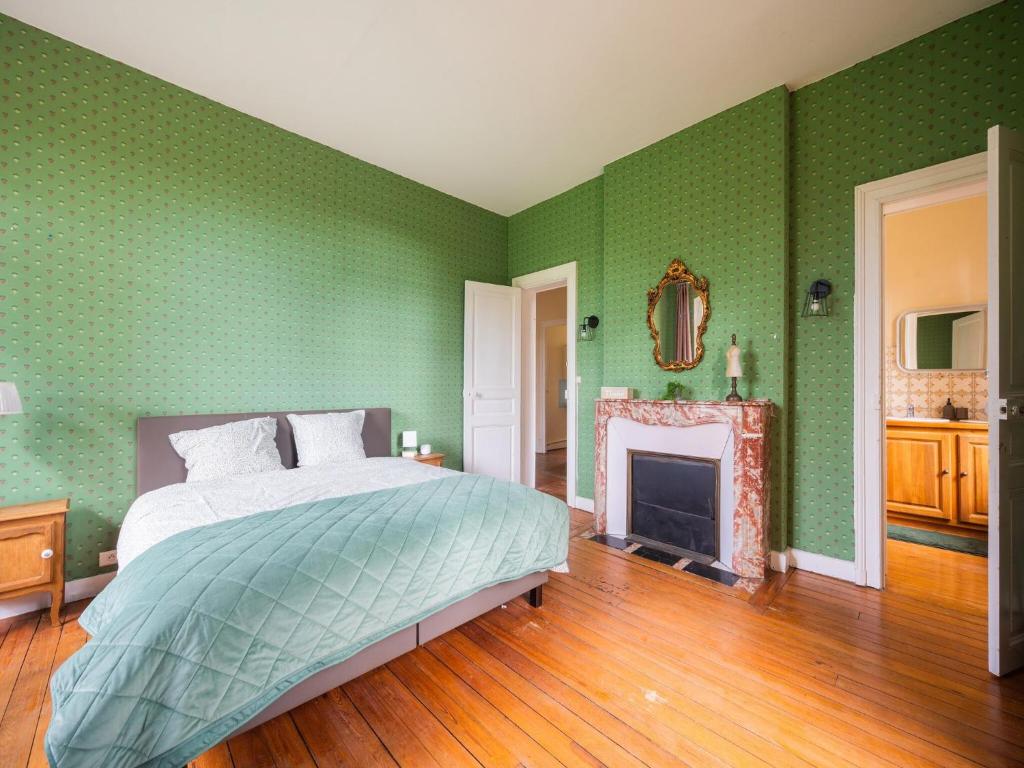 Postel nebo postele na pokoji v ubytování Holiday home adjoining a château
