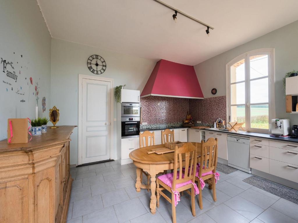 Kuchyň nebo kuchyňský kout v ubytování Holiday home adjoining a château