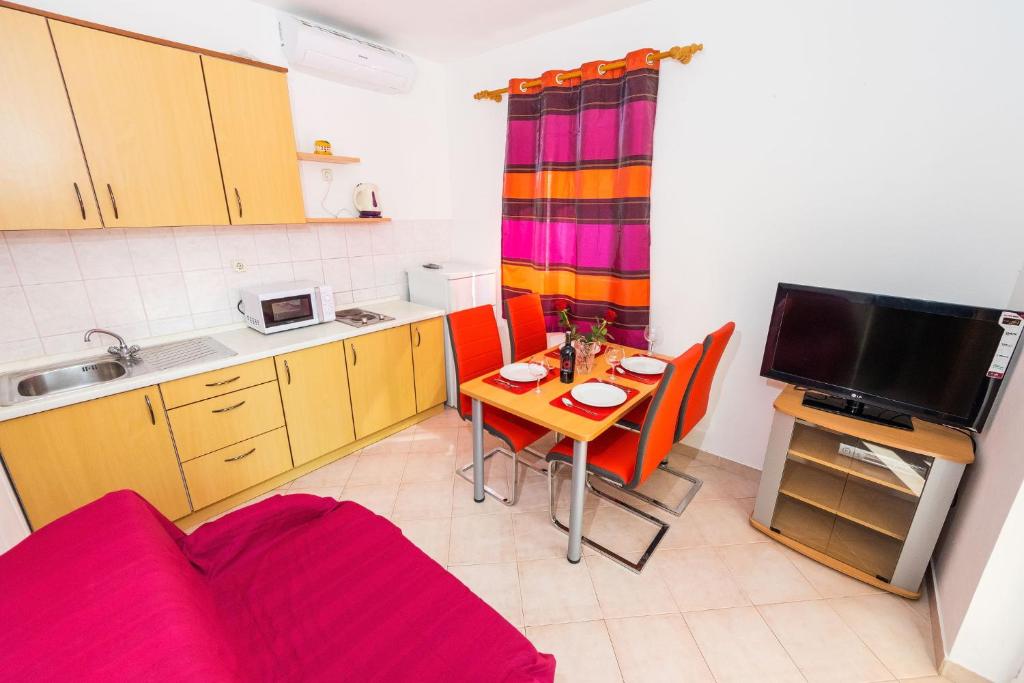 Dapur atau dapur kecil di Apartments by the sea Vrsi - Mulo, Zadar - 5951