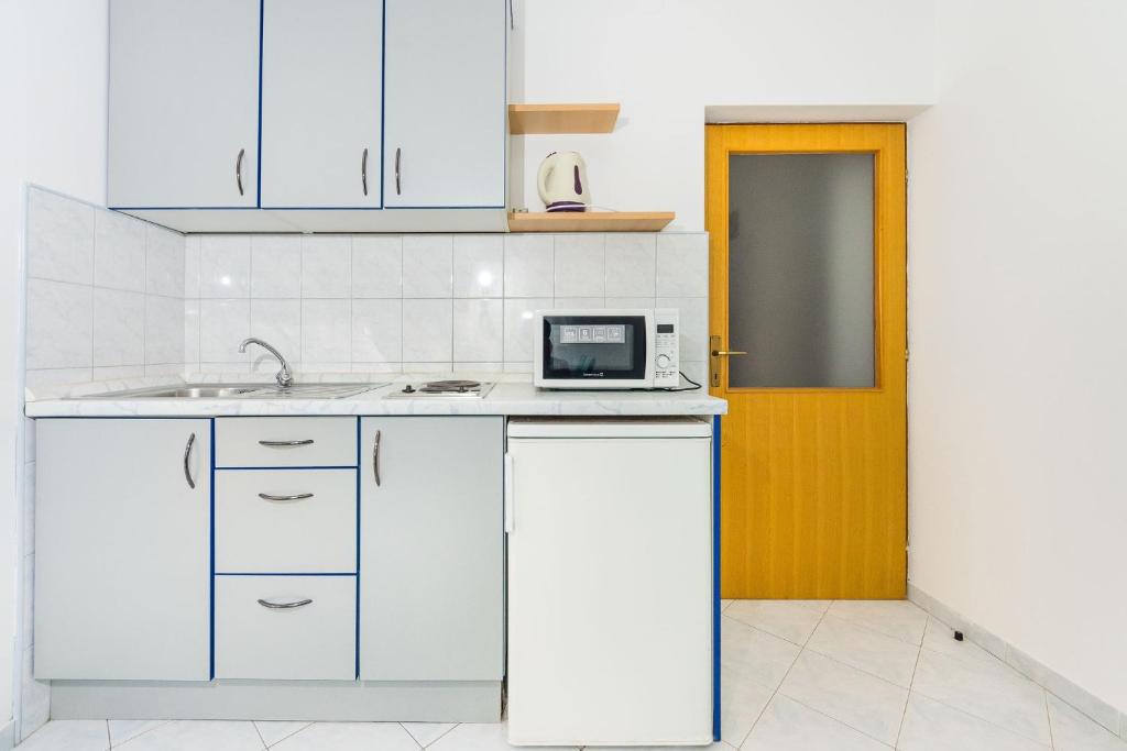 Dapur atau dapur kecil di Apartments by the sea Vrsi - Mulo, Zadar - 5951