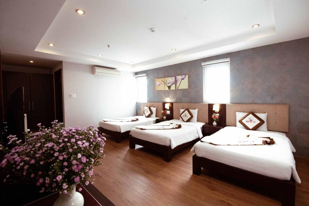 Postel nebo postele na pokoji v ubytování Hoang Sa Hotel