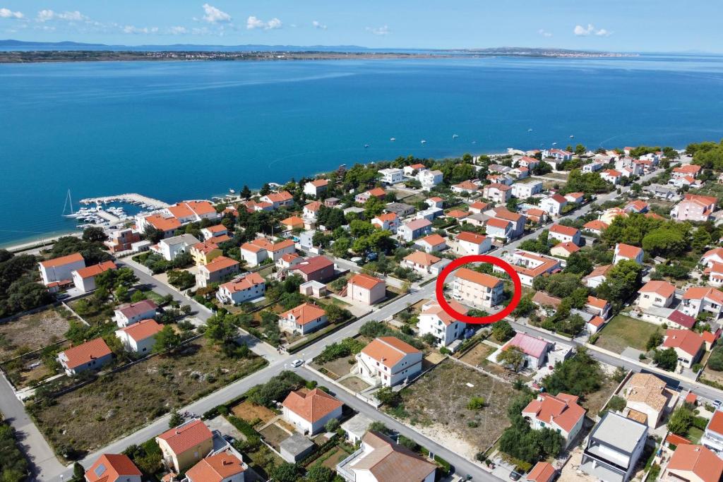 eine Luftansicht eines Vororts mit einem roten Kreis in der Unterkunft Apartments with a parking space Vrsi - Mulo, Zadar - 13067 in Vrsi