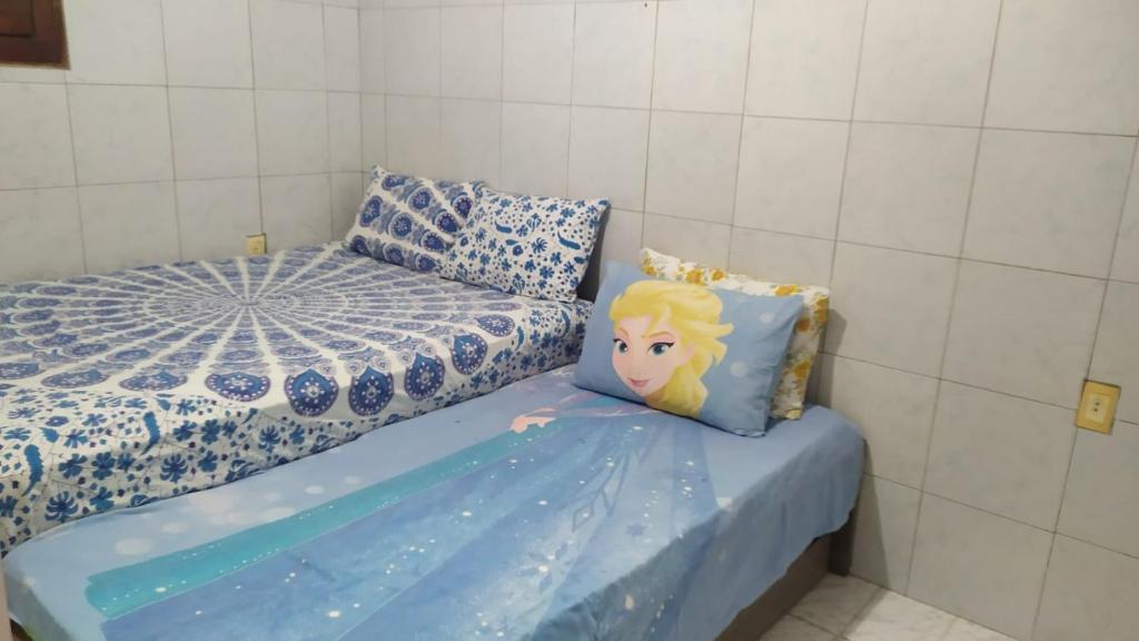 Un dormitorio de niños con una cama con una muñeca. en Casa temporada Lucena, en Lucena