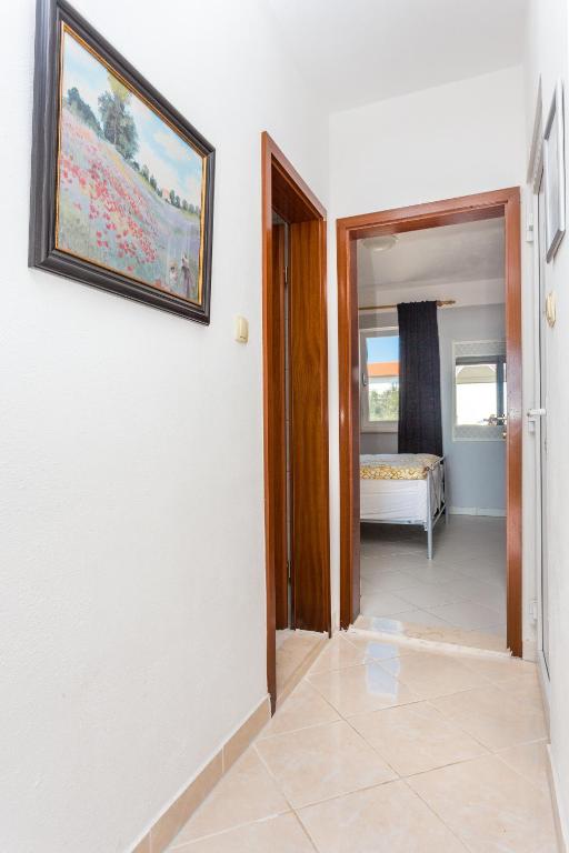 Postel nebo postele na pokoji v ubytování Apartments by the sea Razanj, Rogoznica - 15998