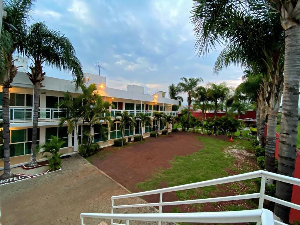 vistas al patio de un edificio con palmeras en Hotel Cascada, en Cuautla Morelos