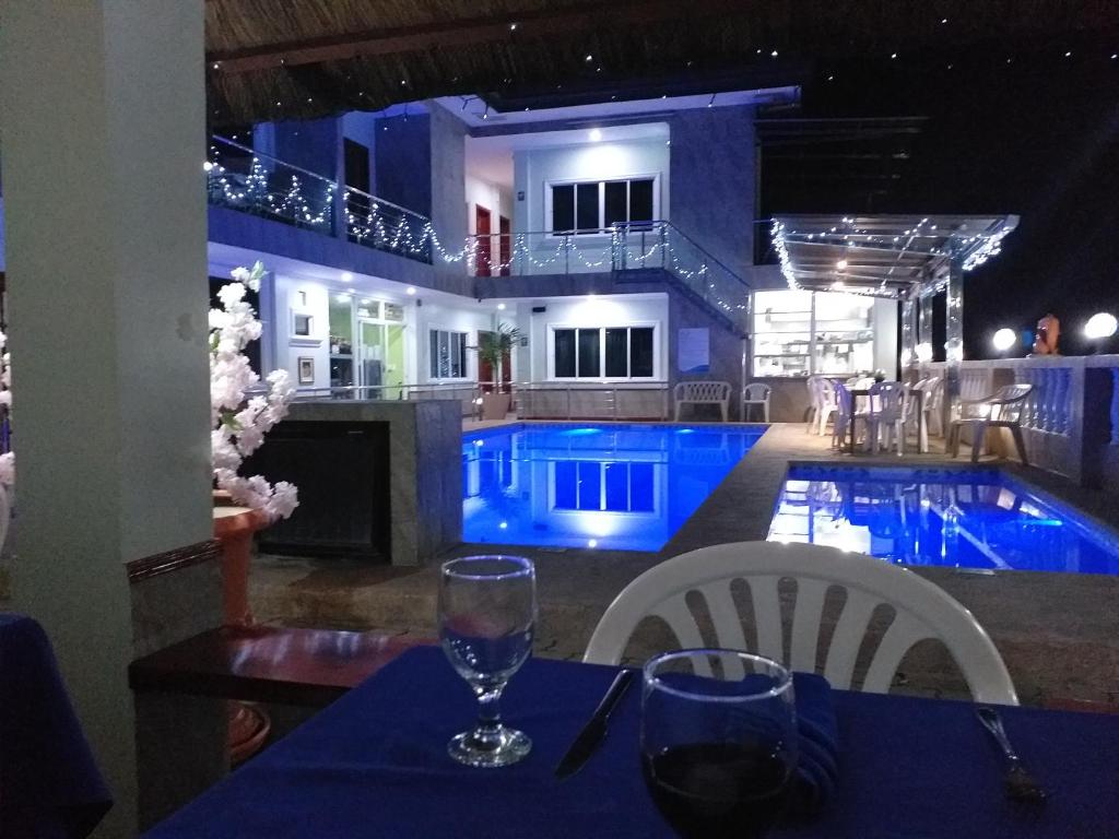 tavolo con bicchieri da vino su un tavolo di fronte alla piscina di Ocean Breeze Resort a Toledo City