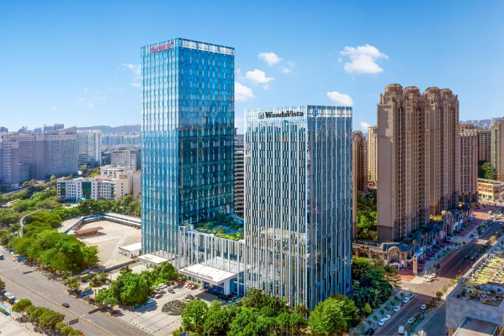 una vista aérea de dos edificios altos en una ciudad en Wanda Vista Dongguan, en Dongguan