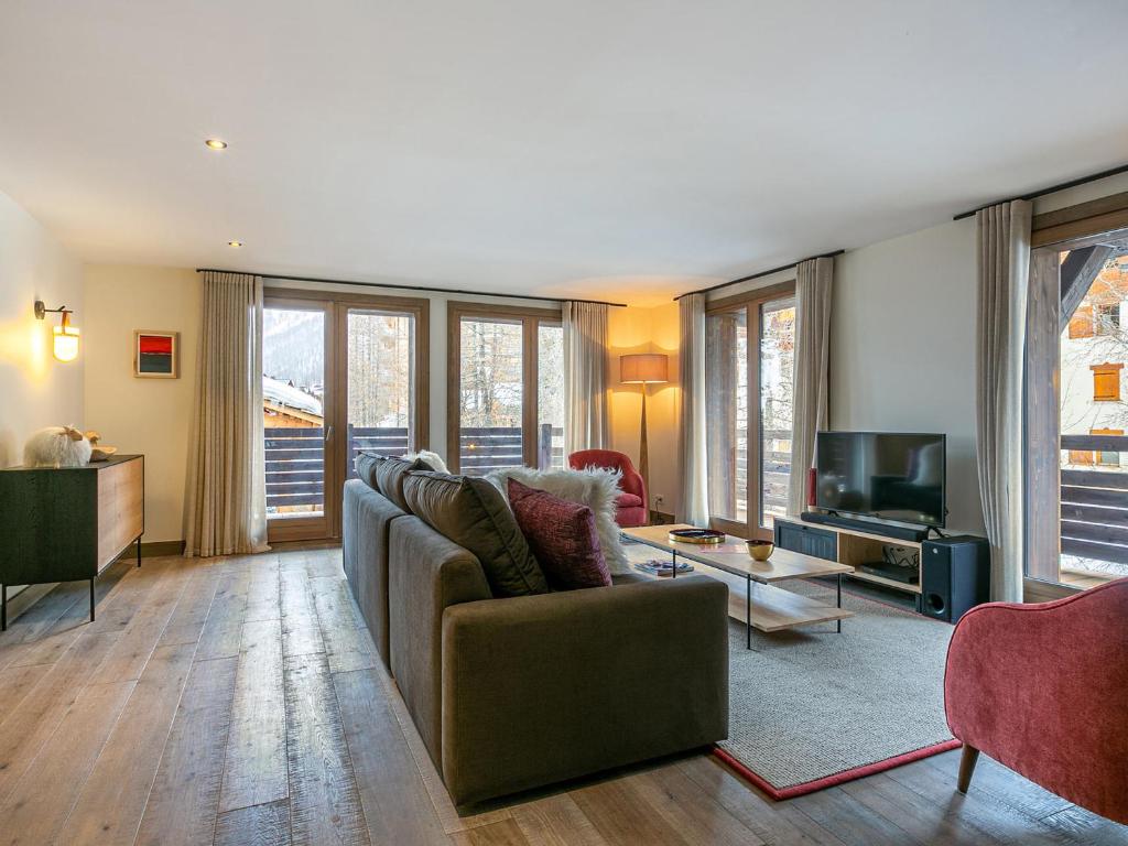 a living room with a couch and a tv at Appartement Val-d'Isère, 5 pièces, 8 personnes - FR-1-694-4 in Val-d'Isère