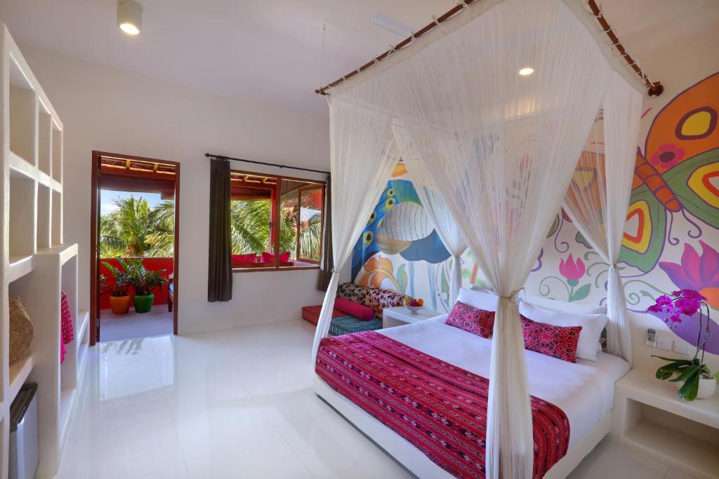 Een bed of bedden in een kamer bij PinkCoco Uluwatu - Constant Surprises & for Cool Adults Only
