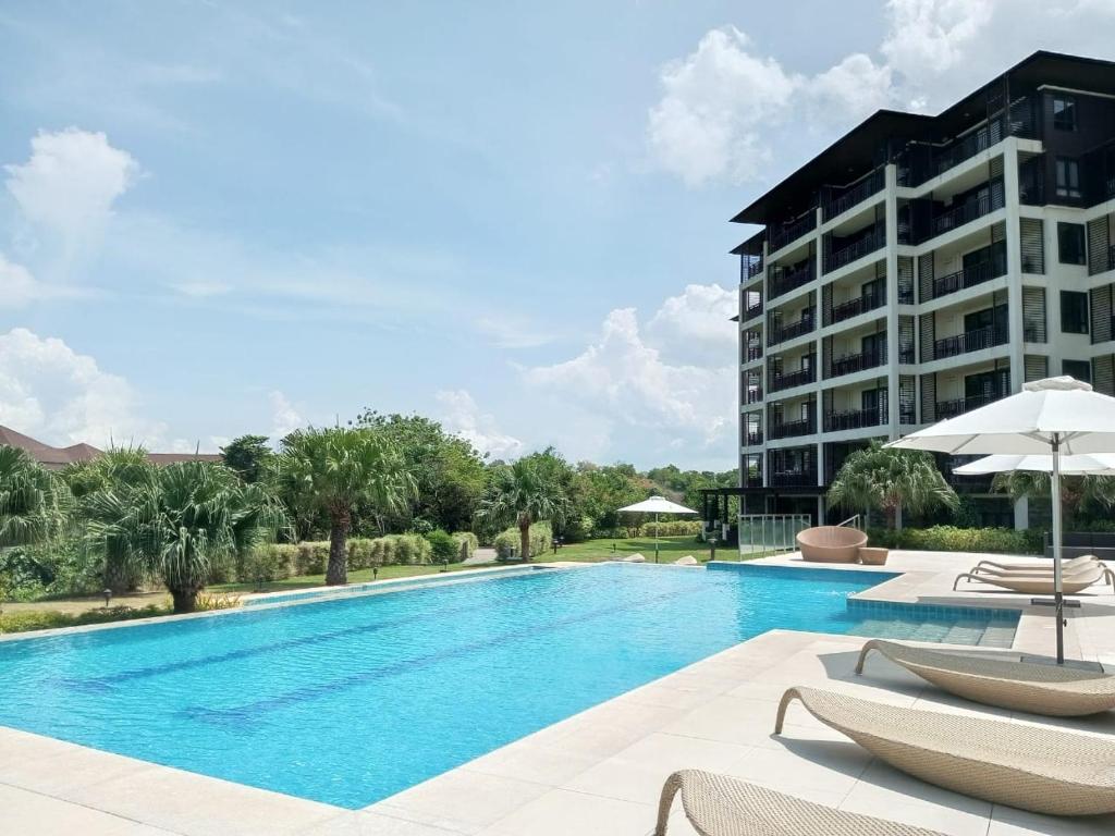 Bazén v ubytování Sea Breeze Verandas at Anvaya Cove Penthouse Unit with Complete Sea View nebo v jeho okolí