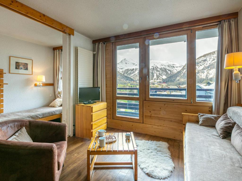 - un salon avec vue sur la montagne dans l'établissement Appartement skis aux pieds à La Daille avec balcon et cuisine équipée - FR-1-694-175, à Val dʼIsère