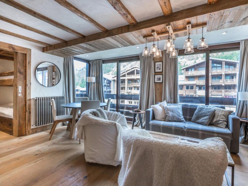 un salon avec un canapé et une table dans l'établissement Appartement de caractère haut de gamme au centre de Val-d'Isère, proche des pistes - FR-1-694-184, à Val dʼIsère