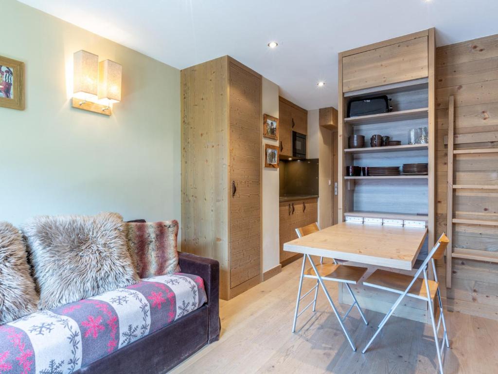 un salon avec un canapé et une table dans l'établissement Studio chaleureux et élégant, front de neige à Val d'Isère, proche centre et pistes - FR-1-694-190, à Val dʼIsère
