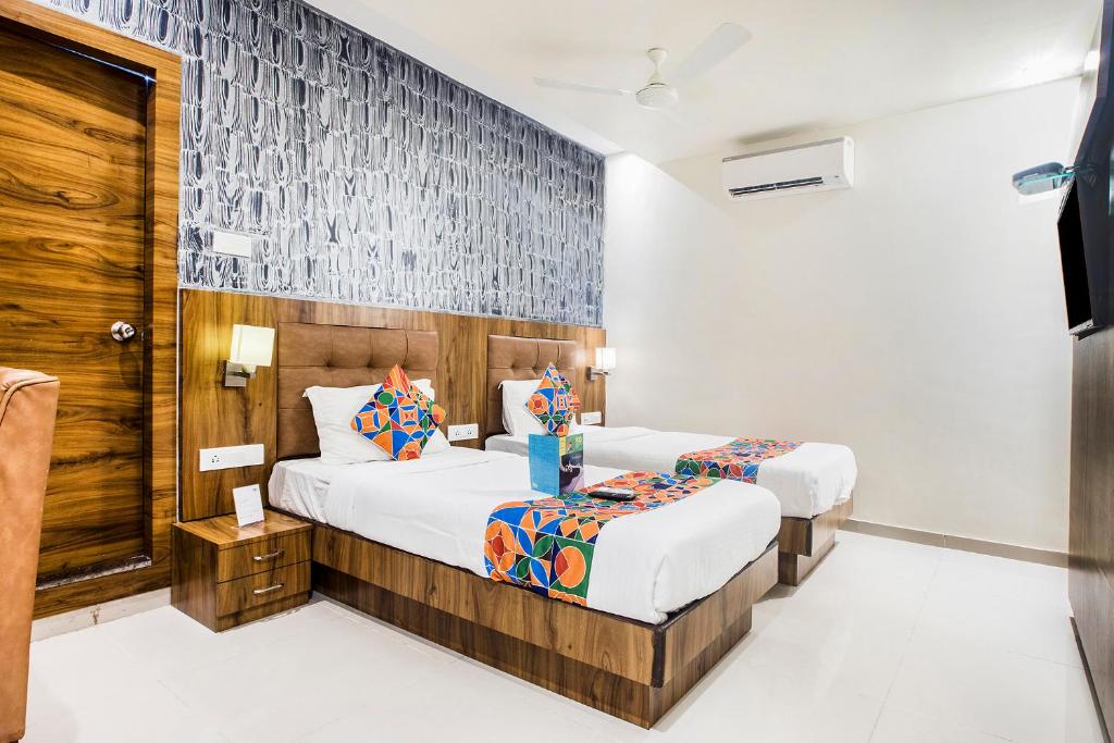 Una habitación de hotel con dos camas y un televisor. en FabHotel Amour - Nr Mumbai International Airport, en Bombay