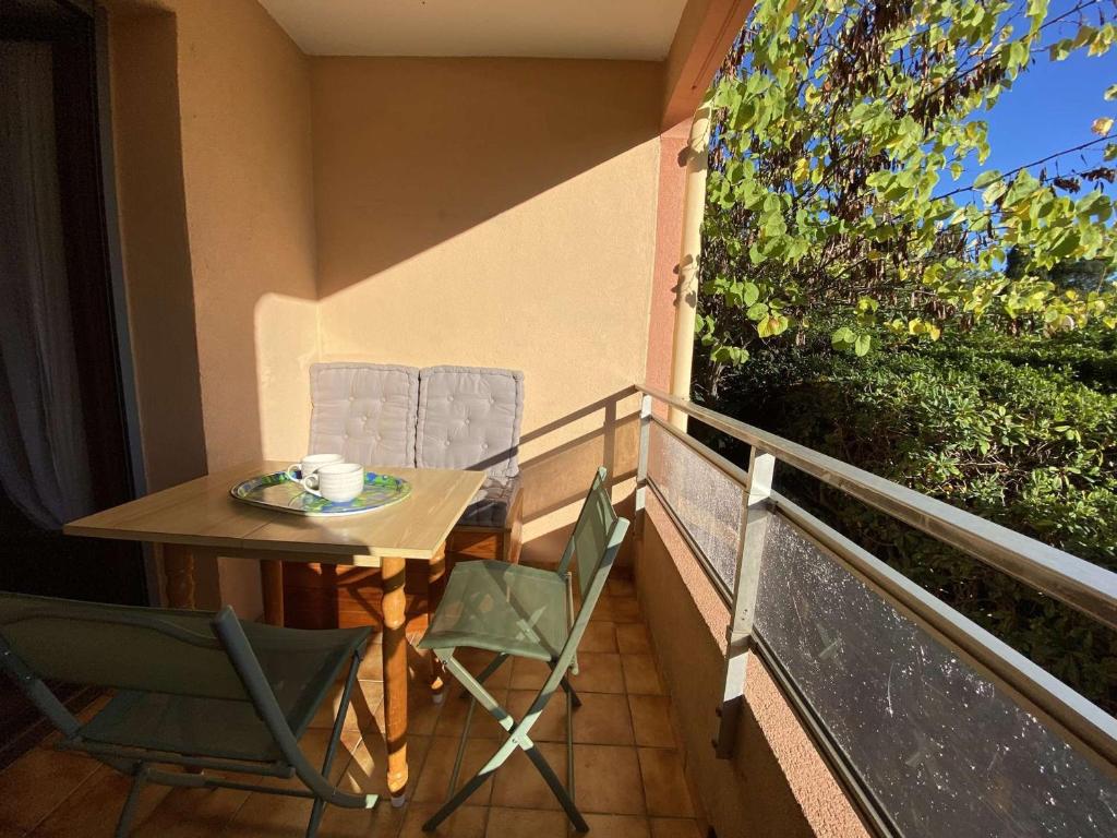 a small balcony with a table and chairs on it at Appartement Sainte-Maxime, 2 pièces, 4 personnes - FR-1-226-500 in Sainte-Maxime