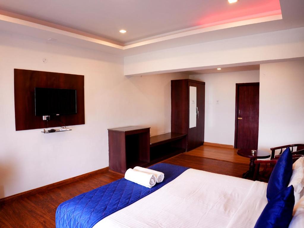 Postel nebo postele na pokoji v ubytování Vista Suites Doddabetta Ooty By Bestinn Leisure