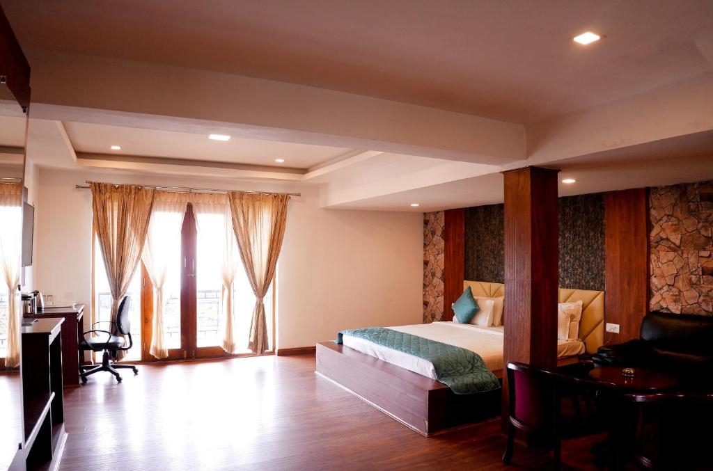 Postel nebo postele na pokoji v ubytování Vista Suites Doddabetta Ooty By Bestinn Leisure