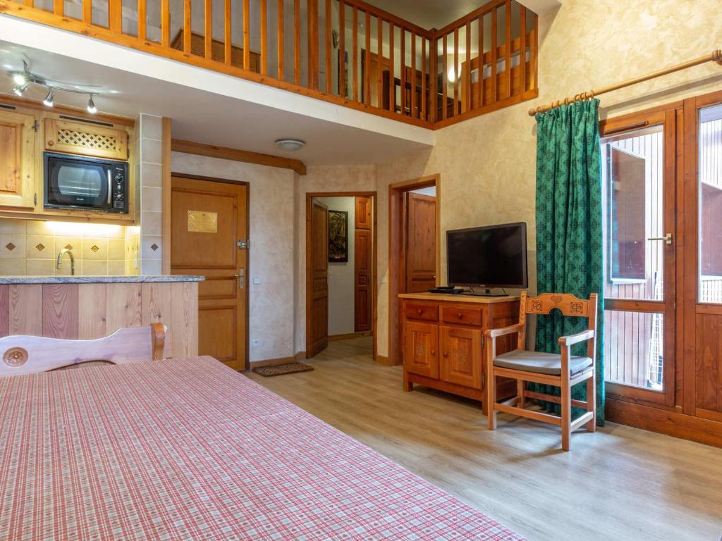 a bedroom with a bed and a tv and a desk at Appartement Val-d'Isère, 4 pièces, 8 personnes - FR-1-694-208 in Val-d'Isère