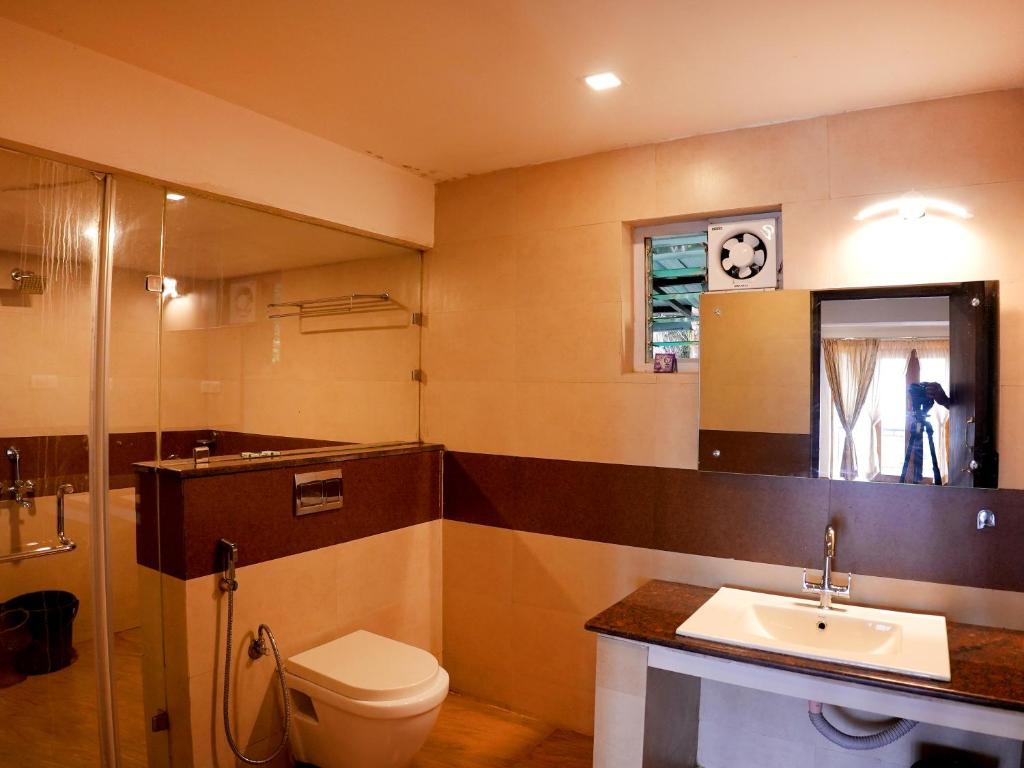 Koupelna v ubytování Vista Suites Doddabetta Ooty By Bestinn Leisure