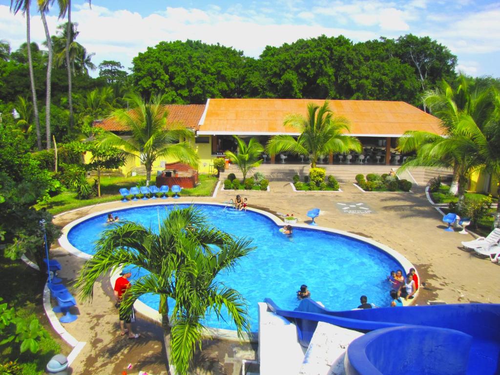 una vista aérea de una piscina en un complejo en Tropiclub Playa El Cuco, en El Cuco