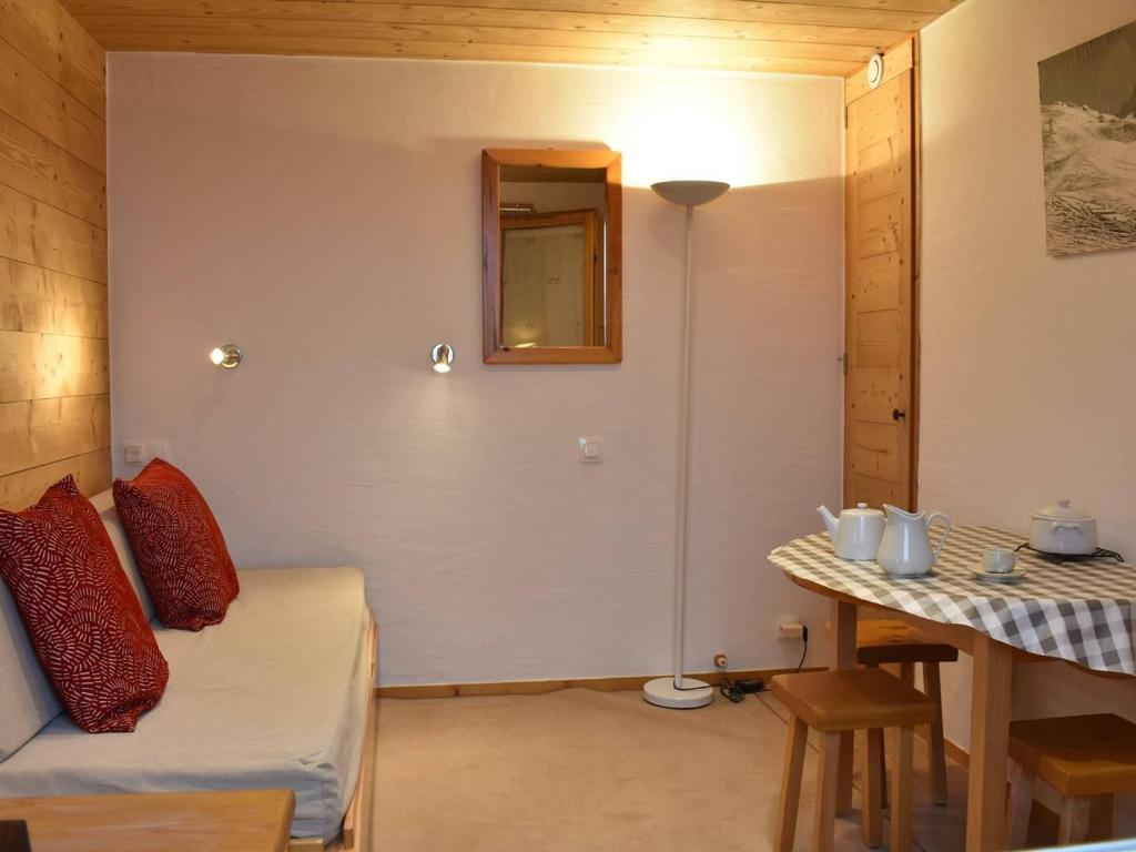 a small room with a bed and a table at Appartement Méribel, 1 pièce, 2 personnes - FR-1-180-5 in Méribel