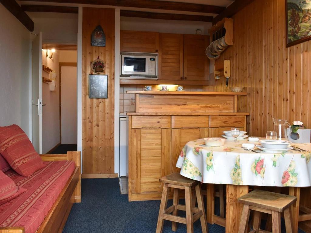 una pequeña cocina con mesa en una habitación en Appartement Méribel, 1 pièce, 4 personnes - FR-1-180-51, en Méribel