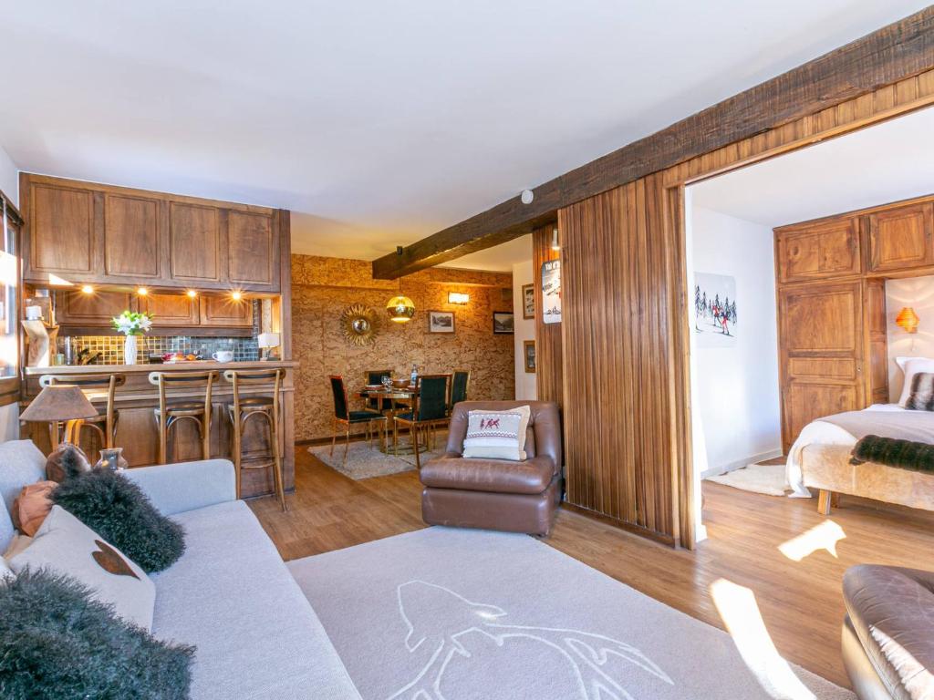 un salon avec un canapé et une cuisine dans l'établissement Confort au cœur de Val-d'Isère : 2 pièces 4 pers, proche pistes et centre - FR-1-694-279, à Val dʼIsère