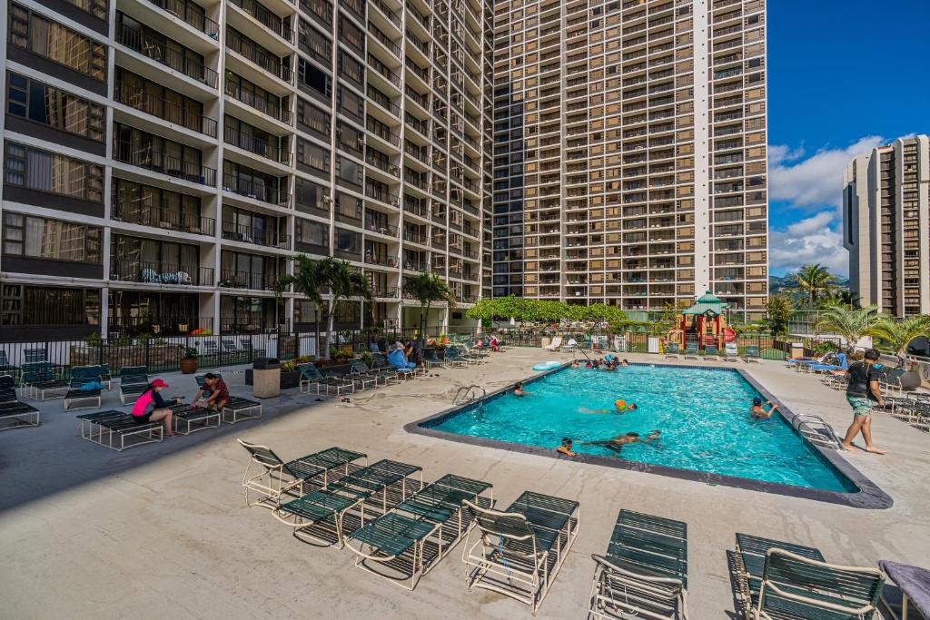 Free Parking, Pool, Sauna, Spa, WiFi, BBQ, AC - Waikiki Banyan - Apartment