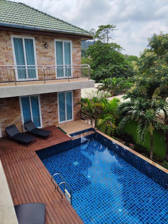Bazén v ubytování Phuket Jungle Experience Resort nebo v jeho okolí