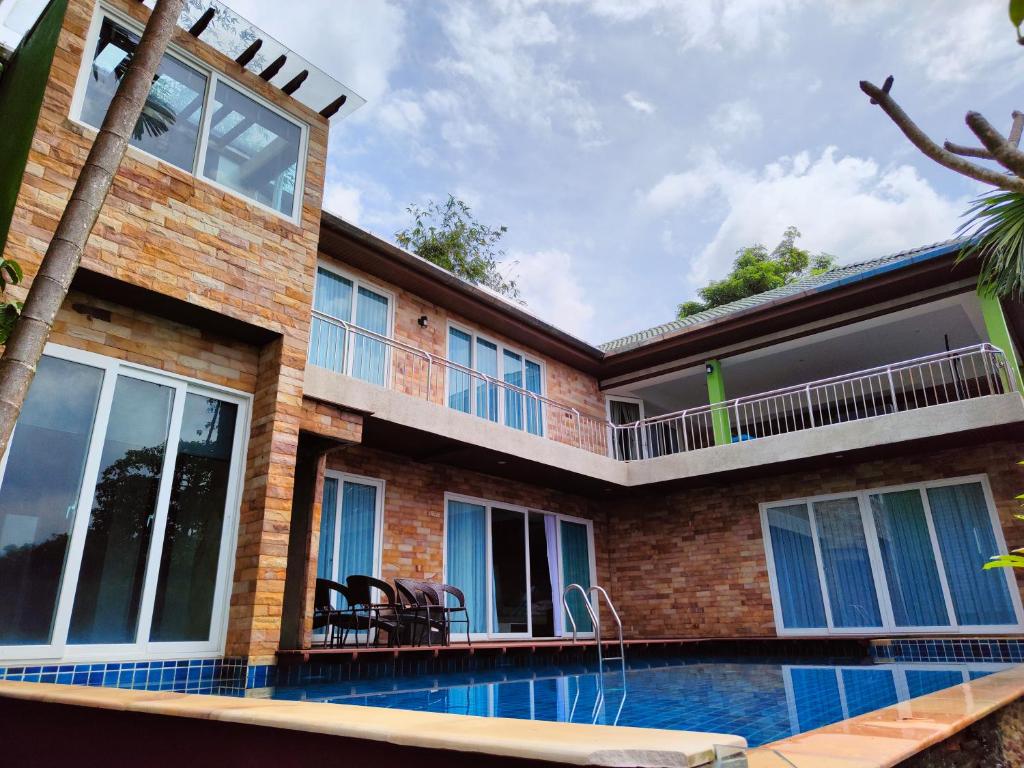 Bazén v ubytování Phuket Jungle Experience Resort nebo v jeho okolí