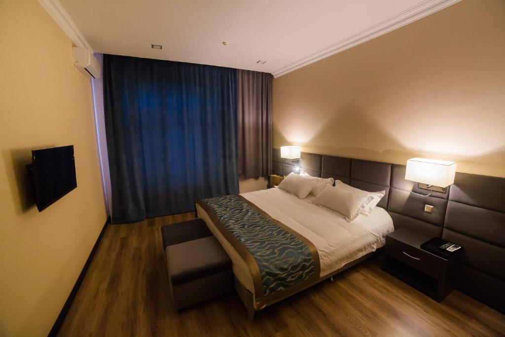 Postel nebo postele na pokoji v ubytování Golden Hotel